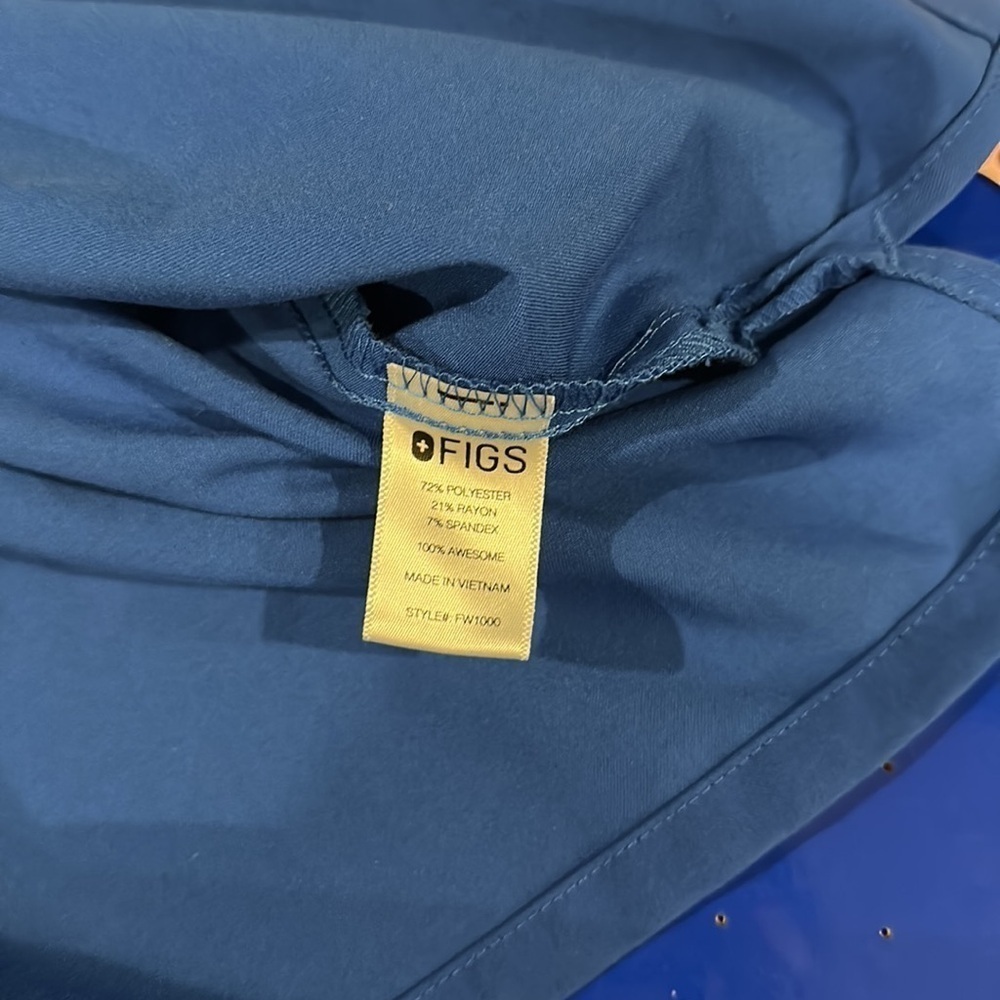 EUC Figs technical collection scrub top size small women’s - Picture 8 of 8